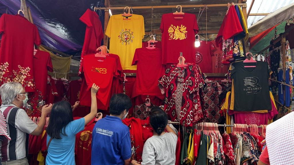 Pembeli memilih baju Imlek di Pasar Glodok Pancoran, Tamansari, Jakarta Barat, Rabu (11/1/2023).