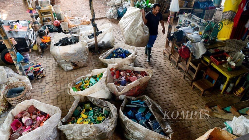 Berbagai jenis sampah plastik yang dipisahkan sesuai jenis dan warnanya sebelum dicacah dan dibersihkan di Desa Kalirejo, Kecamatan Ungaran Timur, Kabupaten Semarang, Jawa Tengah, Selasa (23/4/2019).