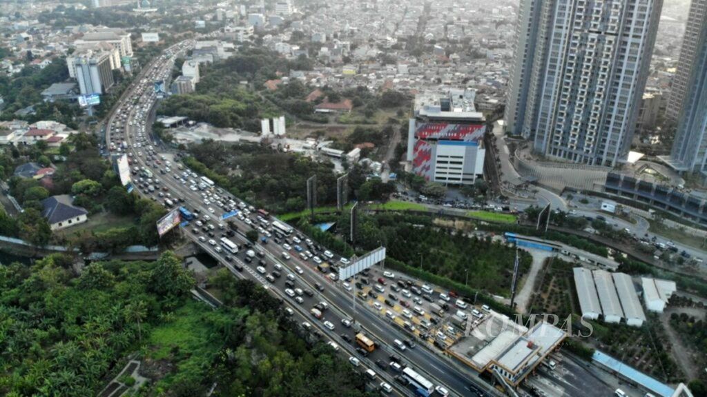 Kepadatan arus lalu lintas di pintu tol Jakarta-Tangerang di kawasan Grogol, Jakarta Barat, Jumat (12/7/2019). 