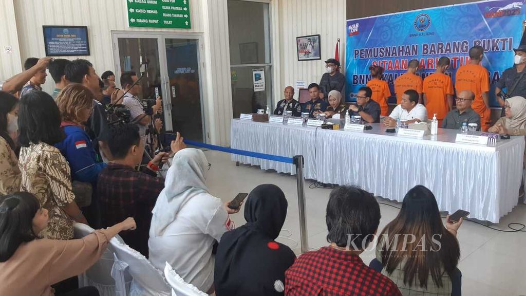 Para jurnalis mendengarkan keterangan Kepala Bidang Pemberantasan dan Intelijen BNNP Kalimantan Tengah Komisaris Besar Agustiyanto terkait penangkapan pengedar dan pemakai narkoba di Palangkaraya, Kalteng, Selasa (25/7/2023).