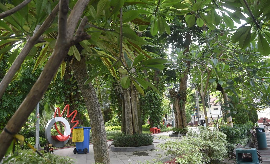 Taman Bungkul yang asri, Kota Surabaya, Jawa Timur, Kamis (6/1/2022). Walau sudah PPKM Level 1, Pemkot Surabaya masih memberlakukan penutupan ke sejumlah taman utama, salah satunya Taman Bungkul. Taman Bungkul menjadi tujuan wisatawan luar kota sebelum pandemi. 