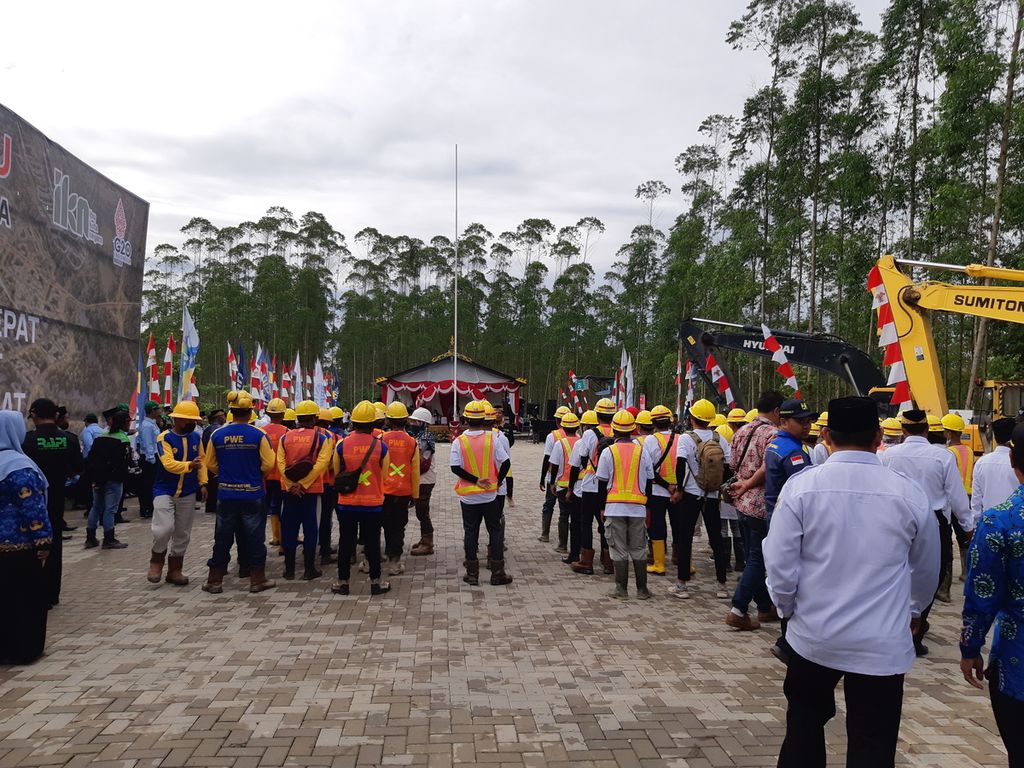 Para pekerja proyek yang bekerja dalam membangun infrastruktur pendukung IKN Nusantara turut menjadi peserta Upacara Hari Ulang Tahun Ke-77 Republik Indonesia di Titik Nol Ibu Kota Nusantara (IKN), Rabu (17/8/2022).