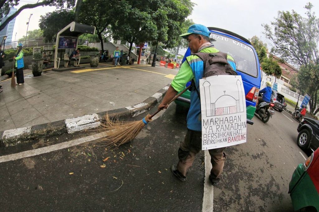 Petugas membersihkan sampah di sekitar Alun-alun Kota Bandung, Jabar, Selasa (18/4/2023). Ribuan petugas kebersihan disiagakan di sejumlah titik keramaian saat masa libur Lebaran.