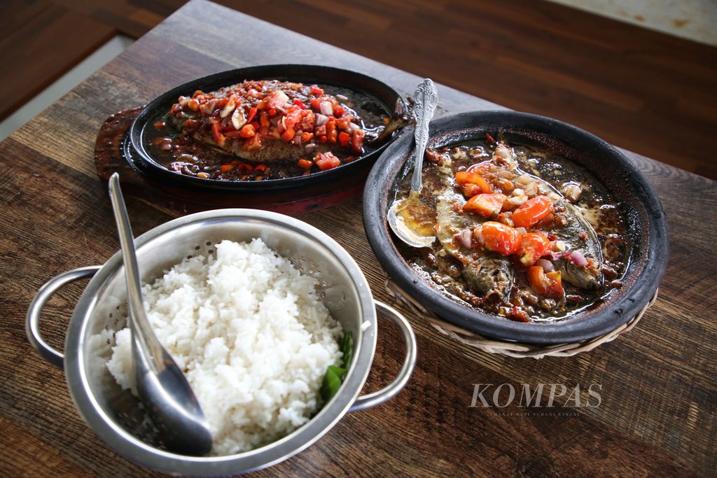 Hidangan sambal gami bawis (kanan) dan passero baronang yang disajikan dengan hot plate di Rumah Makan Anjungan Indah di Kota Bontang, Kalimantan Timur, Jumat (9/6/2023).