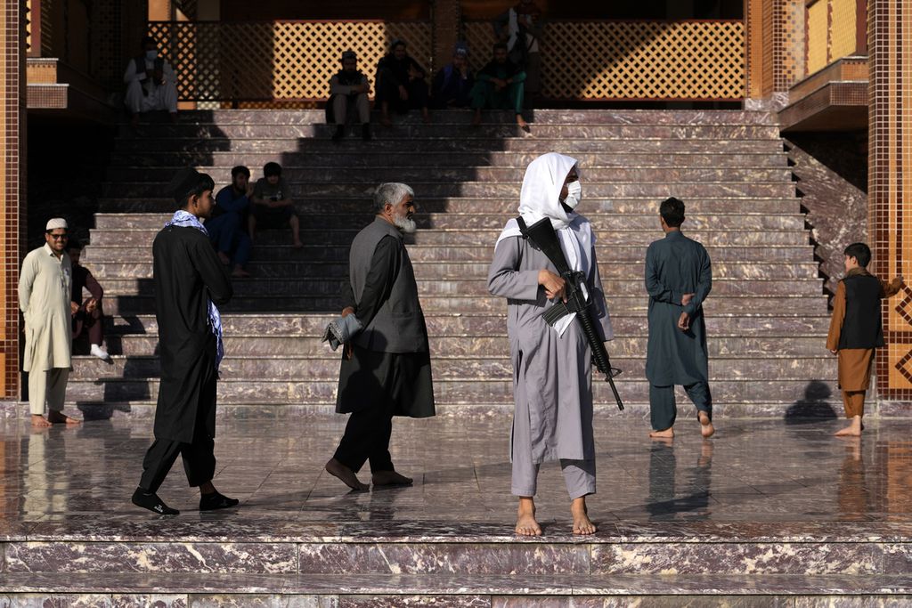 Seorang penjaga keamanan dari kelompok Taliban berjaga-jaga di sebuah masjid di Kabul, Afghanistan, Minggu (1/5/2022). 