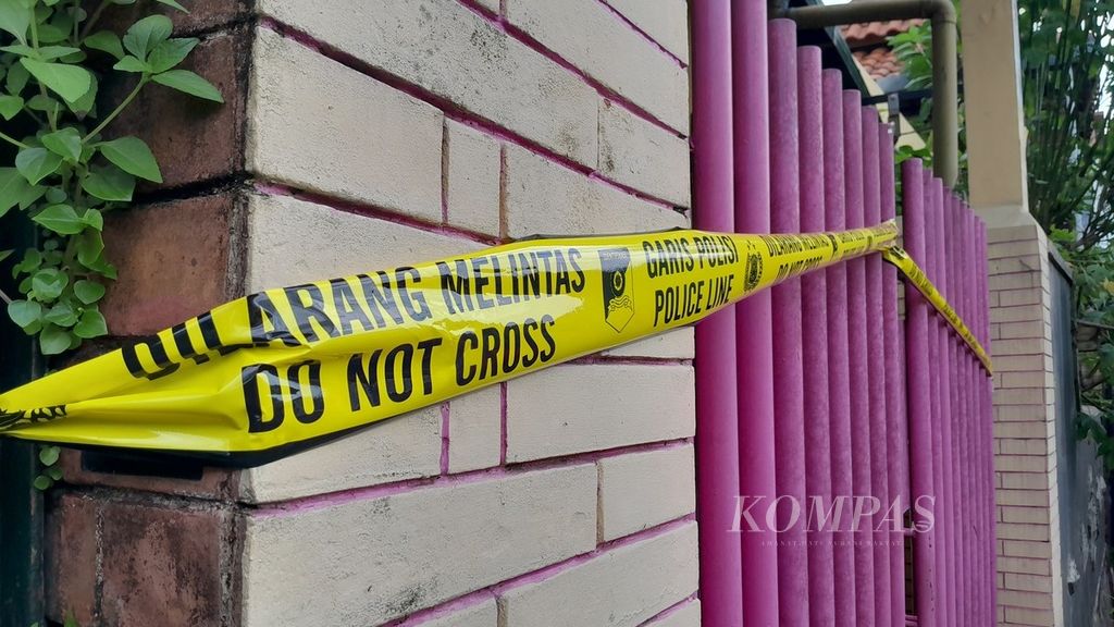 Garis polisi membentang di pagar di lokasi pembunuhan disertai mutilasi oleh seorang suami terhadap istrinya di Kelurahan Bunulrejo, Kecamatan Blimbing, Kota Malang, Jawa Timur, Minggu (31/12/2023).