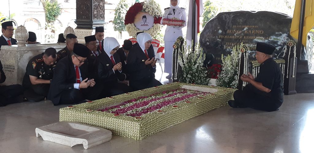 Gubernur Jawa Timur (Jatim) Khofifah Indar Parawansa berziarah di makam Proklamator RI Soekarno, di Blitar, Jawa Timur, Rabu (11/10/2023). Ziarah dilakukan dalam rangka peringatan Hari Jadi ke-78 Pemprov Jatim  untuk meneladani semangat para pahlawan dalam pembangunan Indonesia termasuk Jatim 