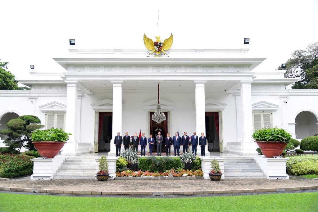 Presiden Joko Widodo menerima kunjungan kehormatan para menlu ASEAN dan Sekjen ASEAN Kao Kim Hourn di Istana Merdeka, Jakarta, pada Jumat, 3 Februari 2023. Kedatangan para menlu ASEAN dan Sekjen ASEAN disambut langsung oleh Kepala Negara di Ruang Kredensial, Istana Merdeka, Jakarta.
