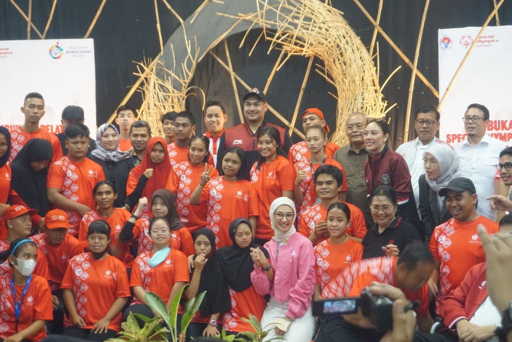 Menteri Pemuda dan Olahraga Dito Ariotedjo berfoto bersama para atlet dalam pembukaan pelatnas Special Olympics World Games Berlin 2023 di Yayasan Pembinaan Anak Cacat (YPAC) Semarang, Jawa Tengah, Senin (8/5/2023).