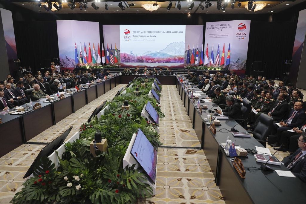 Para menteri dan anggota delegasi menghadiri Pertemuan Menteri Pertahanan Perhimpunan Bangsa-Bangsa Asia Tenggara (ASEAN) Plus di Jakarta, Indonesia, 16 November 2023.