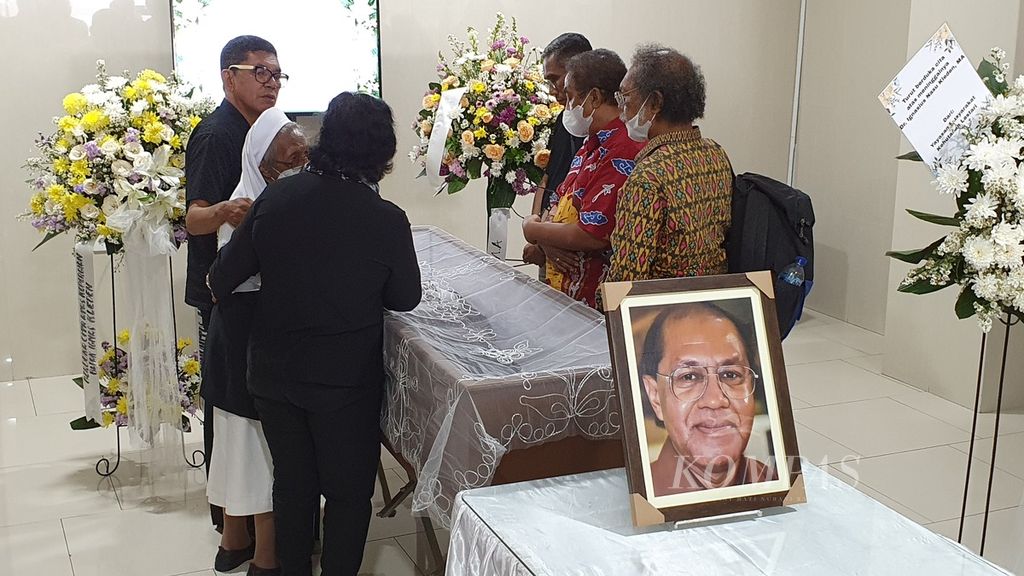 Keluarga dan teman-teman mendoakan cendekiawan Ignas Kleden yang disemayamkan di Rumah Duka Carolus, Jakarta Pusat, Senin (22/1/2024).
