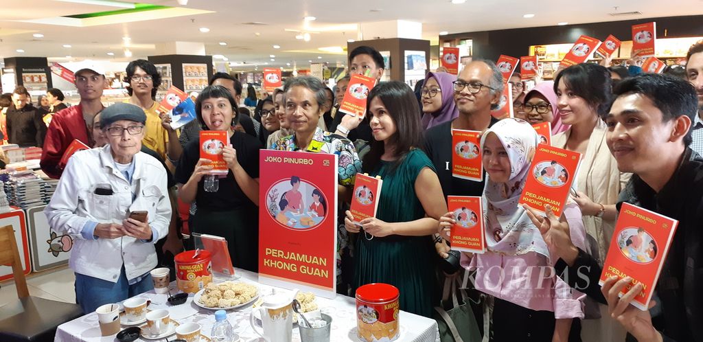 Peluncuran buku <i>Perjamuan Khong Guan</i> oleh penyair Joko Pinurbo dilakukan di Jakarta, Minggu (26/1/2020). 