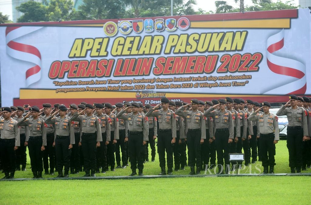 Polda Jawa Timur menggelar apel Operasi Lilin Semeru 2022 di markas kepolisian tersebut di Surabaya, Desember 2022. 