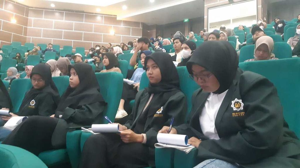 Mahasiswa UINSA mengikuti kuliah umum di Univeritas Islam Negeri Sunan Ampel Surabaya, Kamis (16/3/2023).