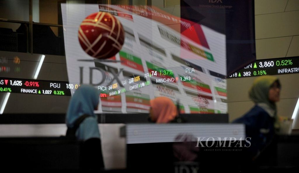 Informasi pergerakan nilai saham di Bursa Efek Indonesia, Jakarta, Senin (16/10/2017).