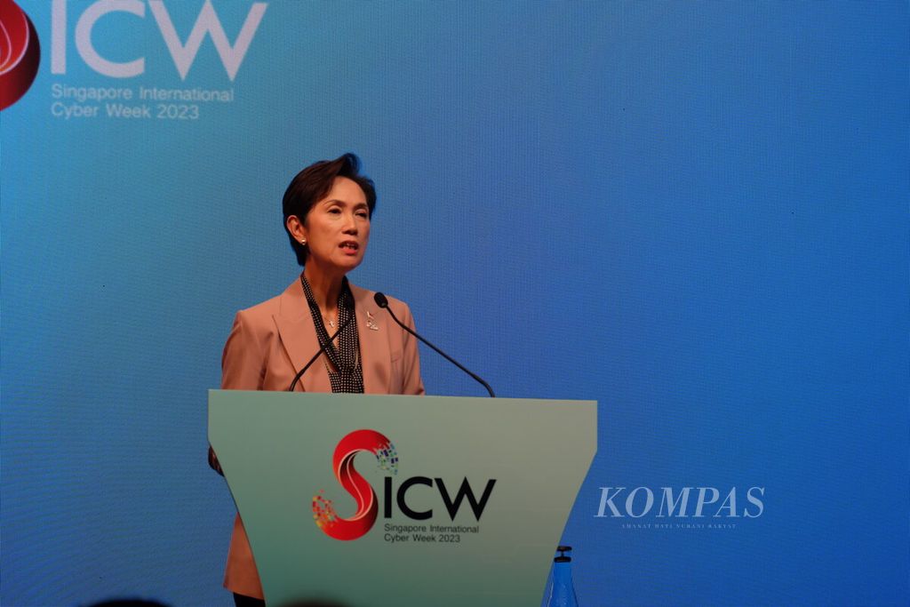 Menteri Komunikasi dan Informasi Singapura Josephine Teo berbicara dalam salah satu diskusi di forum Singapore International Cyber Week (SICW) 2023, Selasa (17/10/2023), di Singapura.