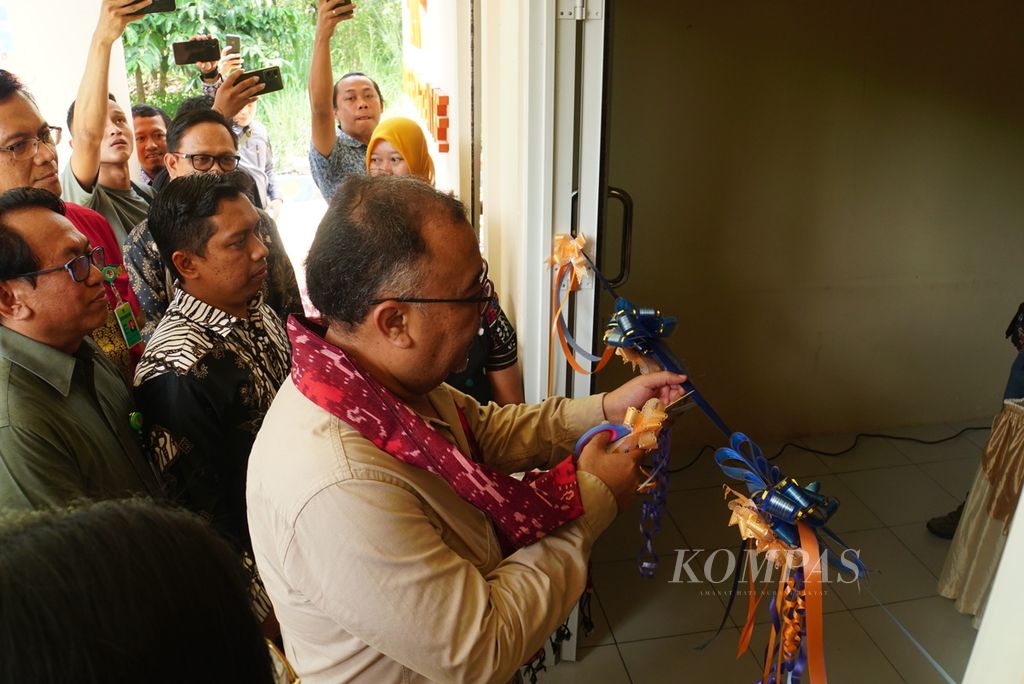 Kepala Badan Standardisasi Instrumen Lingkungan Hidup dan Kehutanan Ary Sudjianto menggunting pita peresmian Klinik Anoa Breeding Center Manado, Sulawesi Utara, pada Jumat (3/11/2023). Saat ini 11 anoa dirawat di pusat konservasi <i>ex situ</i> tersebut.