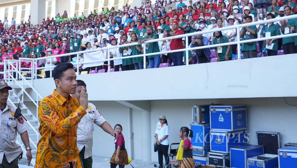 Wali Kota Surakarta Gibran Rakabuming Raka menyapa peserta acara peringatan Hari Lanjut Usia Nasional di Stadion Manahan, Kota Surakarta, Jawa Tengah, Kamis (20/7/2023). 