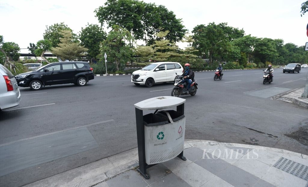 Jalan A Yani yang bersih dan hijau di Kota Surabaya, Jawa Timur, Rabu (13/11/2019). Hingga saat ini, Kota Surabaya telah menerima penghargaan Piala Adipura delapan kali berturut-turut. 