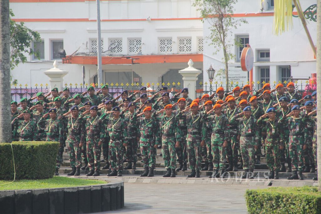 Sejumlah prajurit TNI bersama perwakilan Polri, lembaga pemerintah, dan elemen masyarakat mengikuti upacara peringatan Serangan Umum 1 Maret 1949, Jumat (1/3/2019), di halaman Monumem Serangan Umum 1 Maret 1949, Yogyakarta.