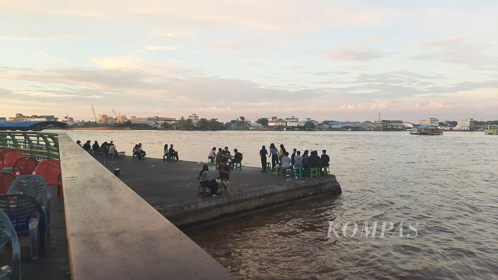 Warga menanti waktu berbuka puasa di tepian Sungai Kapuas, Kota Pontianak, Kalimantan Barat, Minggu (26/3/2023).