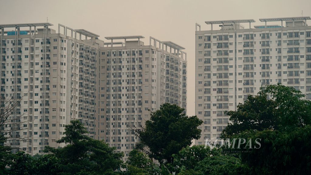 Hunian apartemen di kawasan Cawang, Jakarta Timur, Kamis (30/12/2021). Apartemen yang letaknya strategis di pusat kota dan tempat kerja masih menjadi pilihan bagi kaum urban. Kemudahan dalam mobilitas dan aktivitas harian menjadi alasannya.