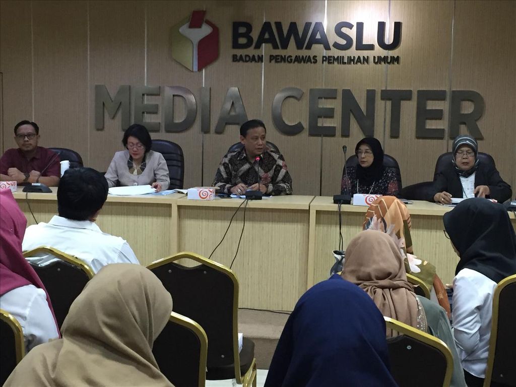 Para pembicara memberikan paparan dalam diskusi publik bertema Refleksi Pemilu 2019: Netralitas ASN dan Kualitas Demokrasi Prosedural 6 Agustus 2019, di Gedung Bawaslu, Jakarta.