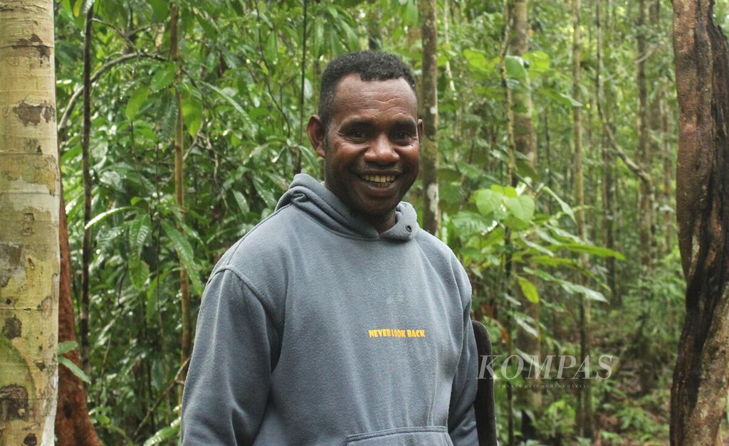 Luis Hay (39) mendatangi kawasan ekowisata di Kampung Kapatcol, Misool Barat, Kabupaten Raja Ampat, Papua Barat Daya, Rabu (27/3/2024). Sejak 2017, ia mengelola kawasan yang menjadi habitat burung cenderawasih tersebut.