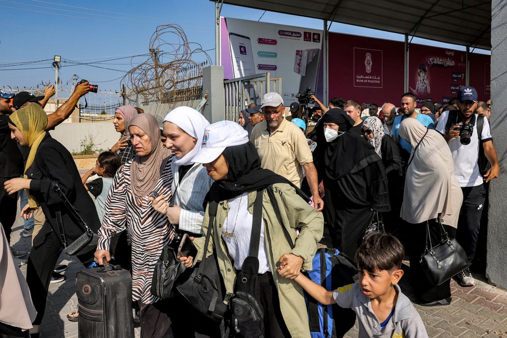 Sejumlah penduduk Gaza memasuki Mesir melalui pintu pelintasan Rafah, Rabu (1/11/2023). Belum ada satu pun warga Indonesia bisa dievakuasi dari Gaza