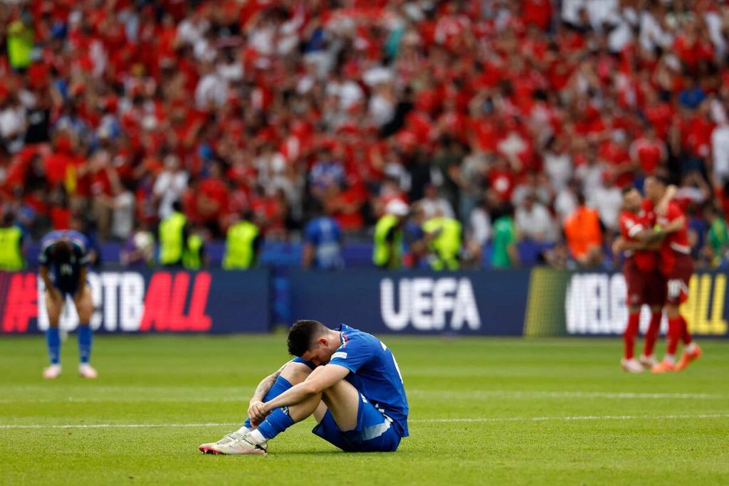 Bek Alessandro Bastoni terududuk di rumput Olympiastadion, Berlin, usai kalah dari Swiss pada laga 16 besar Piala Eropa 2024, 29 Juni 2024. 