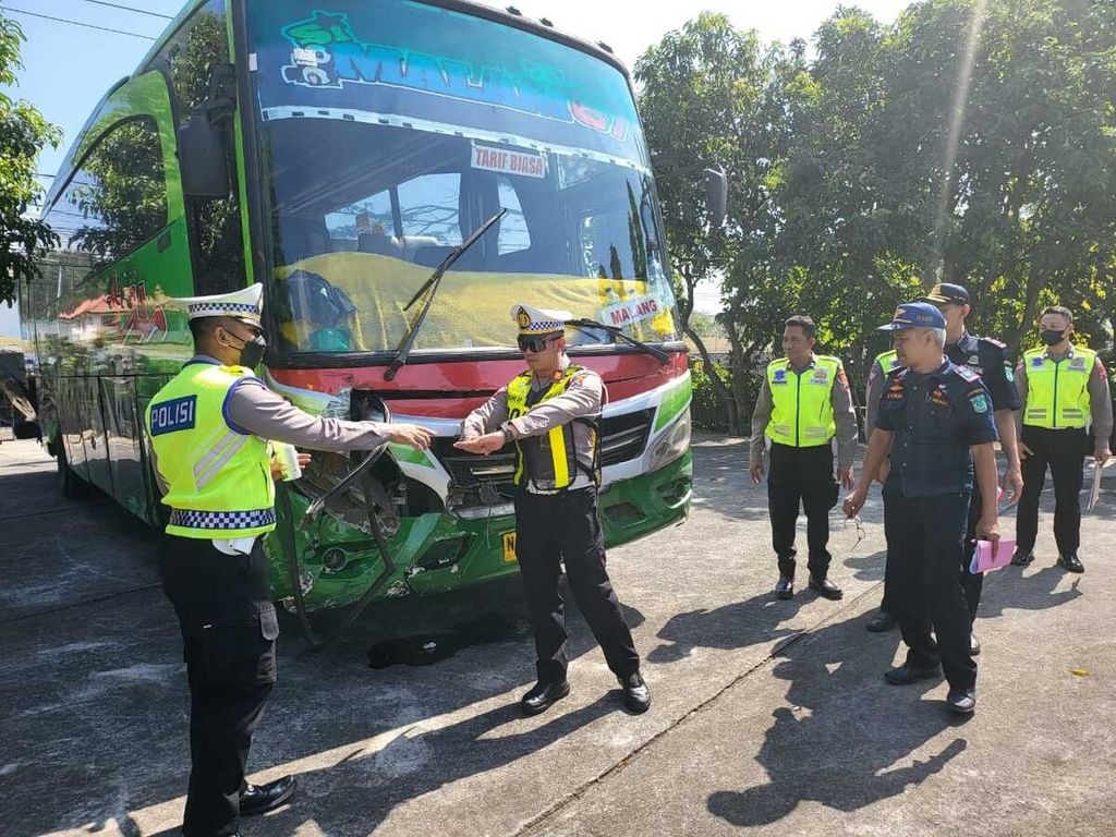Suasana olah TKP Kecelakaan di Sentul, Pasuruan, Jawa Timur, Rabu (26/7/2023), oleh Polres Pasuruan.