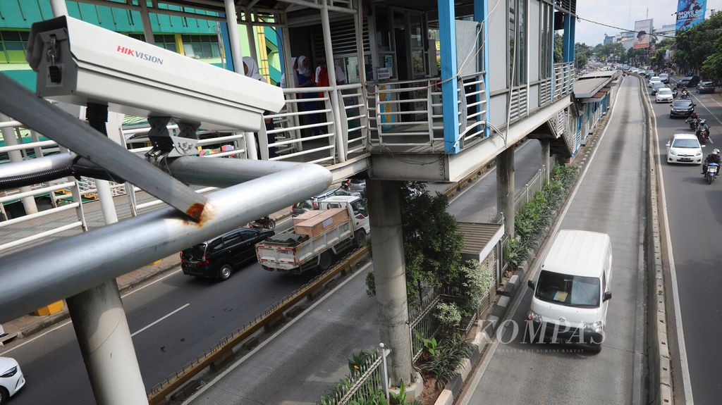 Pengendara mobil menerobos jalur Transjakarta di kawasan Warung Buncit, Jakarta Selatan, Jakarta Selatan, Senin (13/1/2020). 