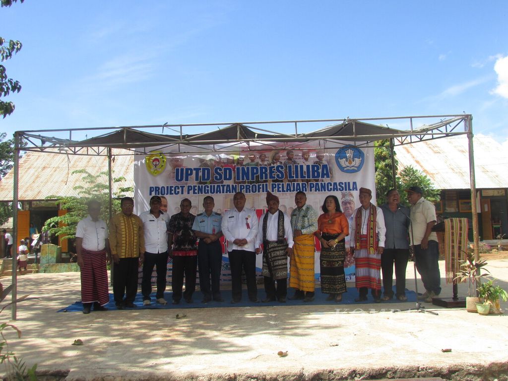 Kepala Dinas Pendidikan dan Kebudayaan Kota Kupang Dumul Djami berfoto bersama kepala SD Inpres Liliba Yohanes Tukan, Lurah Liliba Viktor Makoni, dan sejumlah tokoh masyarakat.