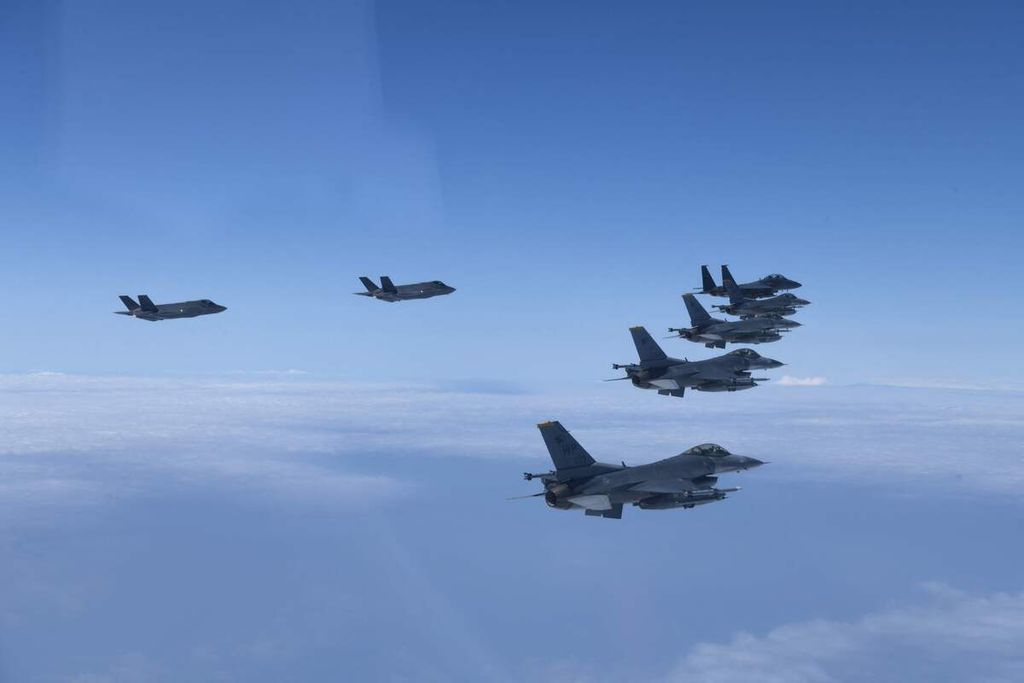 Dalam foto yang diriis oleh Kementerian Pertahanan Korea Selatan memperihatkan formasi taktis pesawat-pesawat tempur Angkatan Udara Korea Selatan dan Angkatan Udara Amerika Serikat di atas perairan Laut Kuning, Selasa (7/6/2022). Pesawat tempur yang terlibat dalam formasi taktis itu antara lain, F-16 Fighting Falcon, siluman F-35A, dan F-15K Slam Eagle.