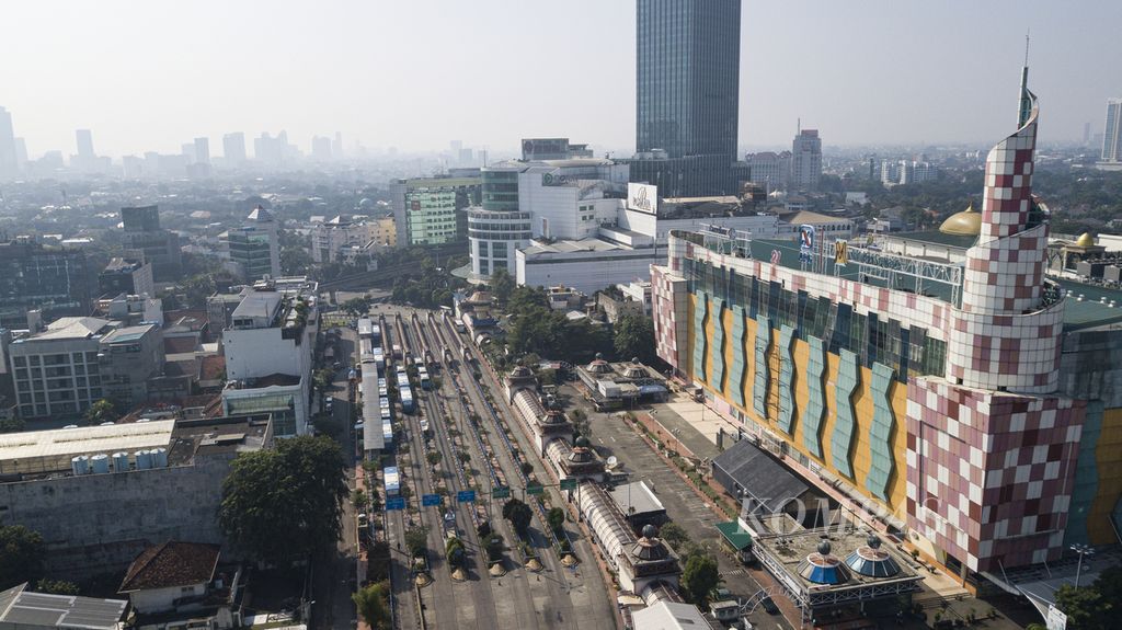 Foto udara terminal bus Blok M, Jakarta Selatan, Minggu (25/7/2021).