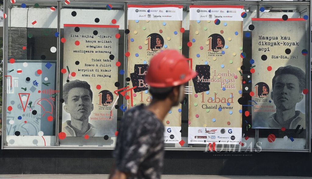 Poster bergambar penyair Chairil Anwar di Taman Ismail Marzuki, Jakarta, Selasa (26/7/2022).