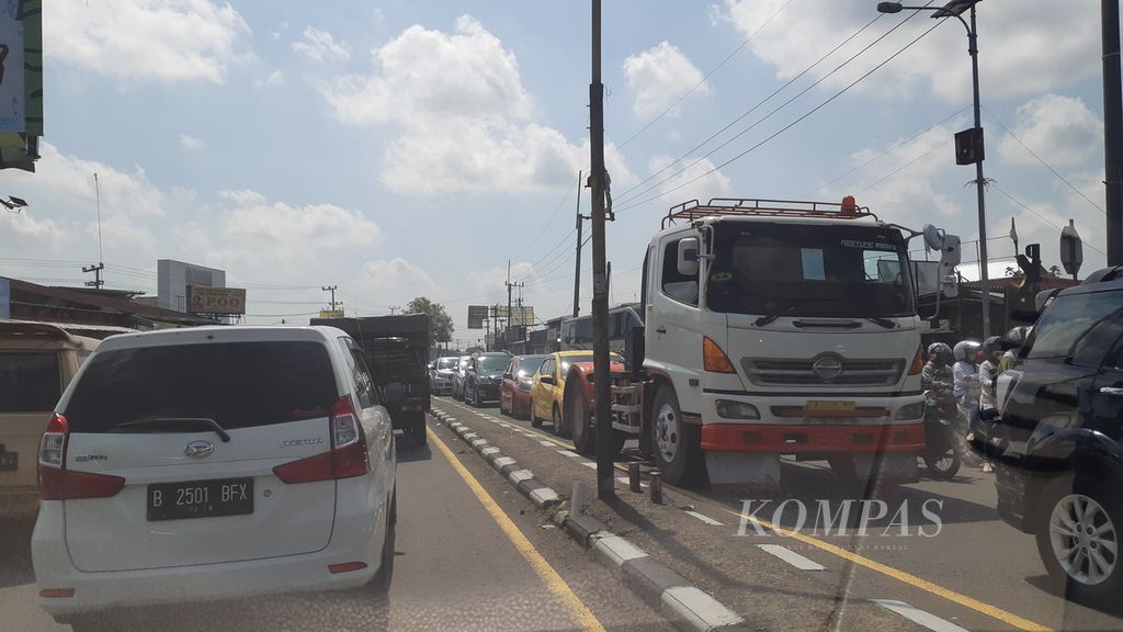 Kemacetan di titik menjelang Jalan Tol Kertosono dari arah kediri, Minggu (23/4/2023).
