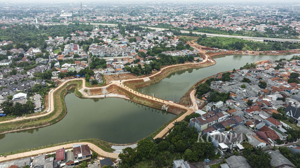 Foto aerial proyek pembangunan Waduk Brigif di kawasan Jagakarsa, Jakarta Selatan, Rabu (2/11/2022). 