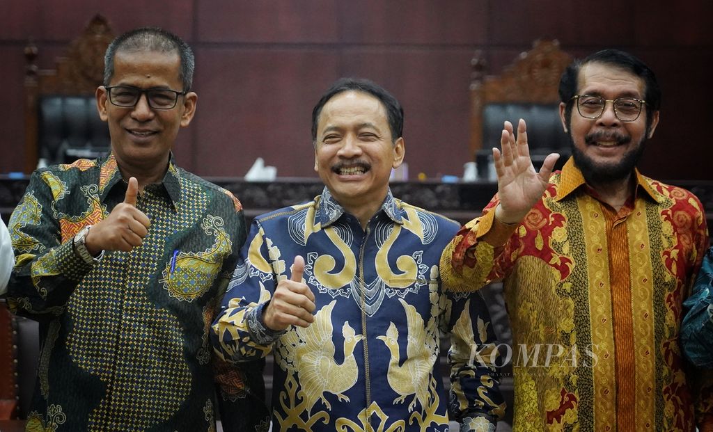 Hakim konstitusi yang terpilih menjadi Ketua Mahkamah Konstitusi Suhartoyo (tengah) berfoto bersama Wakil Ketua Mahkamah Konstitusi Saldi Isra (kiri) dan mantan Ketua Mahkamah Konstitusi Anwar Usman (kanan) seusai pemilihan dan pengumuman Ketua Mahkamah Konstitusi (MK) baru di Gedung Mahkamah Konstitusi, Jakarta, Kamis (9/11/2023). 