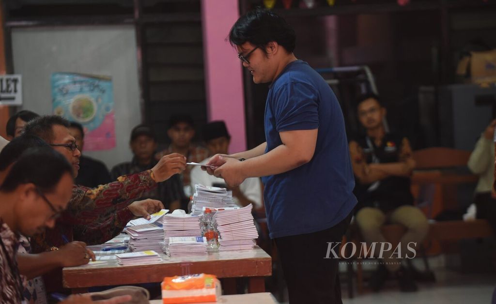 Warga menerima surat suara untuk dicoblos dalam pemungutan suara ulang (PSU) di Tempat Pemungutan Suara (TPS) 02, di Kelurahan Ketintang, Kecamatan Gayungan, Surabaya, Sabtu (24/2/2024). 