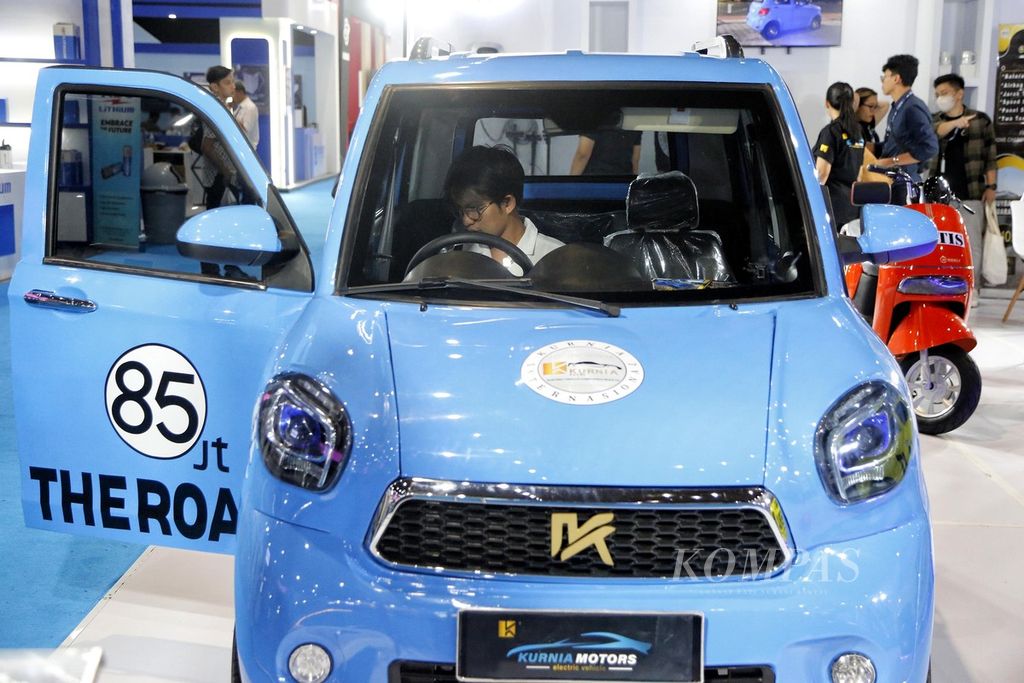 Pengunjung melihat mobil listrik yang dipamerkan pada Periklindo Electric Vehicle Show (PEVS) 2023 di JIExpo Kemayoran, Jakarta, Jumat (19/5/2023). Pameran kendaraan listrik yang diikuti lebih dari 80 peserta ini akan digelar hingga Minggu (21/5/2023. 