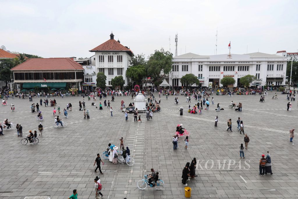 Suasana para pengunjung saat berlibur di kawasan Kota Tua, Jakarta, Rabu (1/5/2024). Warga memanfaatkan libur nasional Hari Buruh dengan berlibur di Kota Tua. Kota Tua menjadi lokasi favorit para wisatawan untuk menghabiskan liburan.  