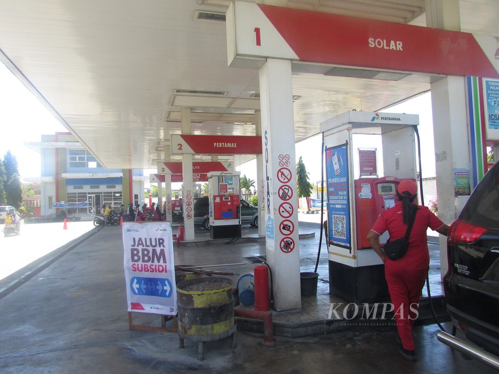 Sebuah mobil mewah sedang mengisi BBM jenis solar bersubsidi di SPBU di Kota Kupang. Hingga saat ini, belum ada ketentuan soal BBM bersubsidi bukan untuk mobil mewah. Pemilik kendaraan mewah pun beralasan, mereka membayar pajak jauh lebih tinggi dibanding bukan kendaraan mewah.