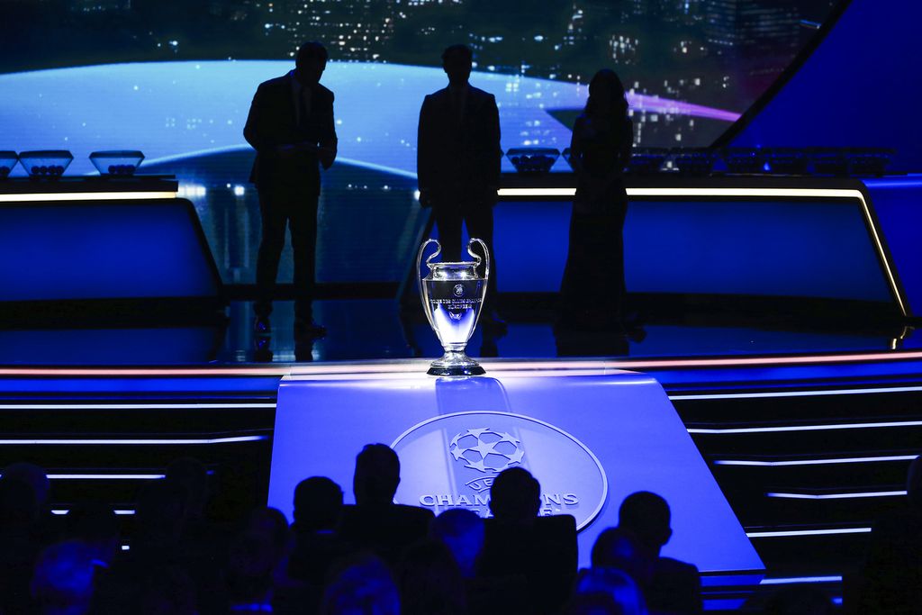 Trofi Liga Champions ditampilkan saat acara undian fase grup Liga Champions 2022-2023 di Istanbul, Turki, Jumat (26/8/2022) dini hari WIB. Dari delapan grup, terdapat lima grup yang mempertemukan minimal dua tim bekas juara Liga Champions. 
