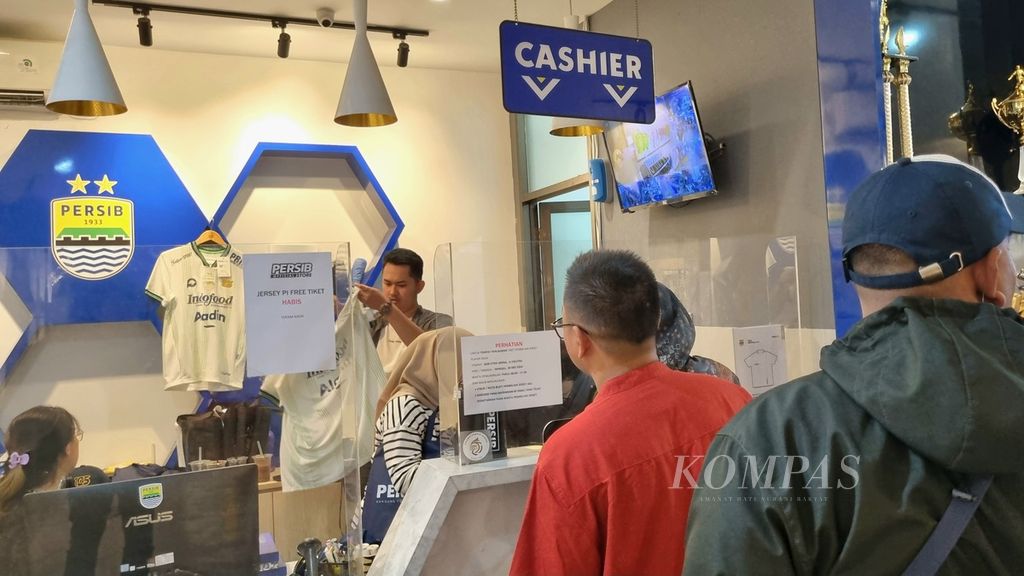Visitors queue to pay for Persib Bandung jerseys purchased at Persib Store in Bandung, West Java, on Friday (24/5/2024). Sales of "Maung Bandung" club merchandise skyrocketed ahead of the final match against Madura United.