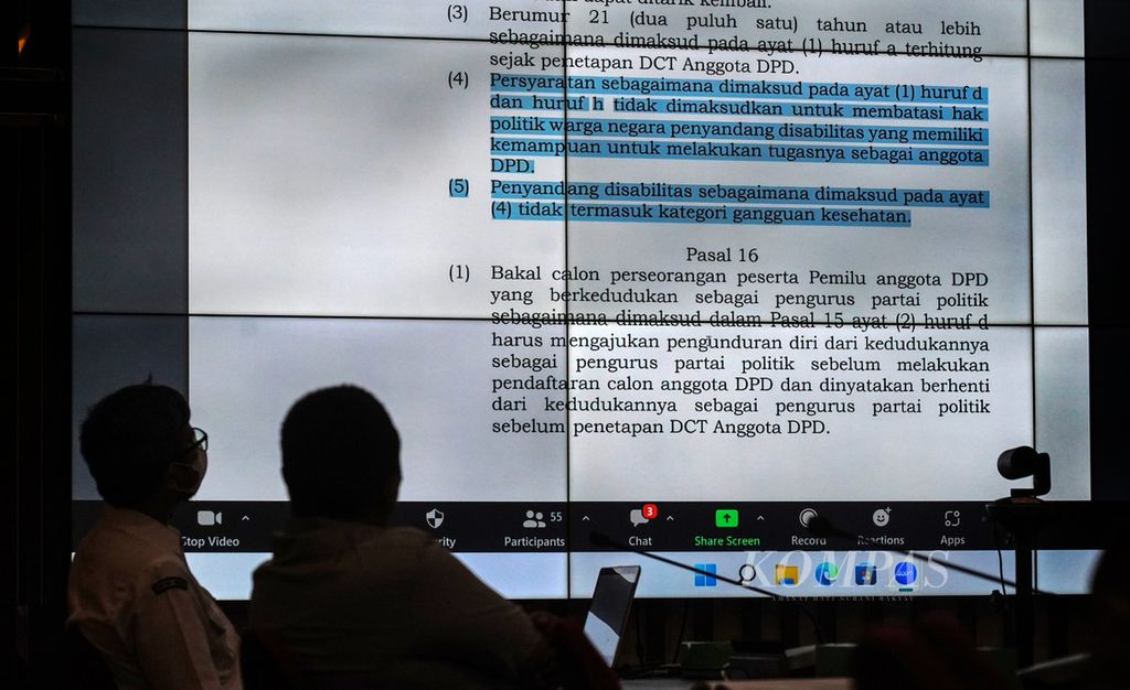 Salah satu tampilan pasal yang dibahas dalam Uji Publik terhadap Materi Muatan Rancangan Peraturan KPU tentang Pencalonan Perseorangan Peserta Pemilihan Umum Anggota Dewan Perwakilan Daerah (DPD) di Kantor Komisi Pemilihan Umum (KPU), Jakarta, Senin (17/10/2022). 