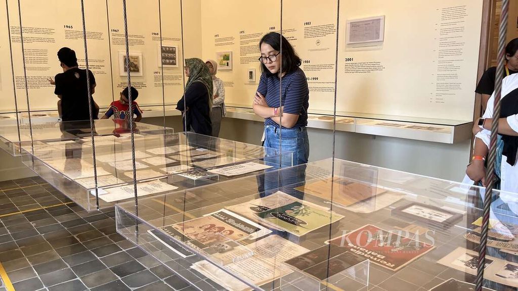 Wisatawan melihat koleksi yang dipamerkan milik Lokananta Bloc, di Kota Surakarta, Jawa Tengah, Sabtu (22/7/2023). Revitalisasi memberikan wajah baru yang lebih segar bagi perusahaan rekaman bersejarah tersebut.