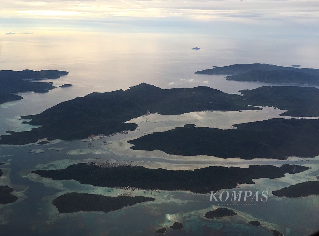Kabupaten Kepulauan Anambas, Kepulauan Riau, dilihat dari udara, Desember 2014. 