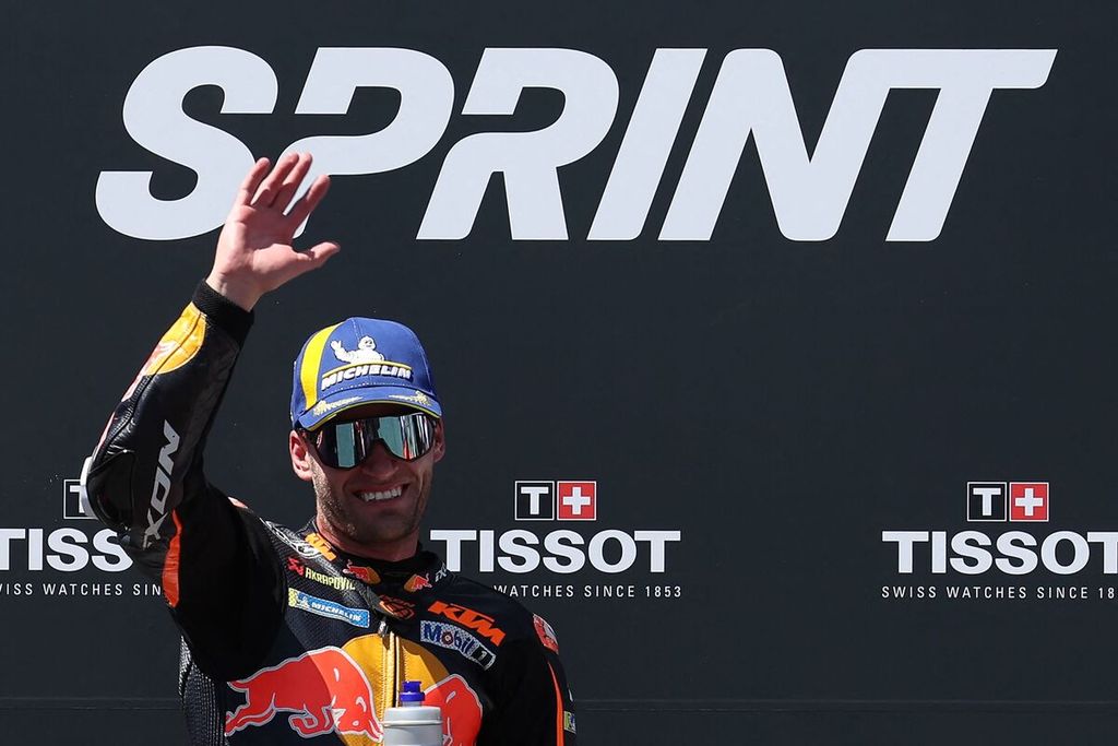 Pebalap KTM, Brad Binder, merayakan keberhasilannya memenangi balapan sprint MotoGP seri Spanyol di Sirkuit Jerez de la Frontera, Spanyol, Sabtu (29/4/2023).
