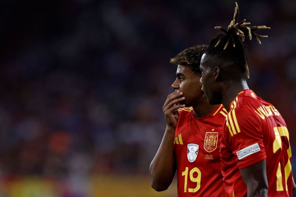 Dua pemain Spanyol, Nico Williams (kanan), berbincang dengan Lamine Yamal saat laga Grup B Piala Eropa 2024 melawan Italia di Stadion Arena AufSchalke, Gelsenkirchen, Jumat (21/6/2024) dini hari WIB. Keduanya menjadi andalan membobol pertahanan Jerman.